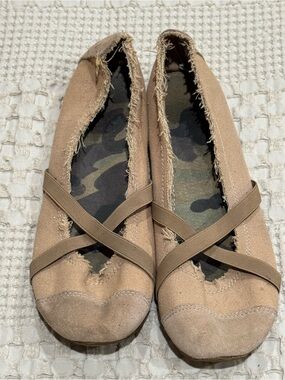 Women’s Tan Canvas Ballet Flats/Sneaker with Crisscross Elastic